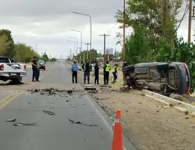 Mat� a dos polic�as en un choque frontal en la Ruta 22