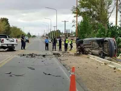 Mat� a dos polic�as en un choque frontal en la Ruta 22