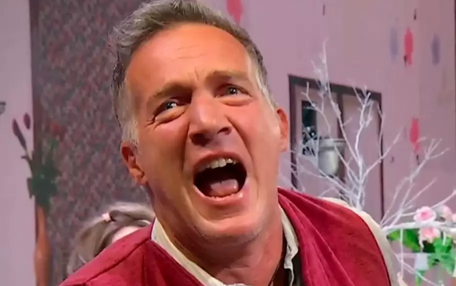 Eduardo Carrera en el papel de Luis Bradoni en Cien veces no debo, al grito de "le inflaron el bombo".