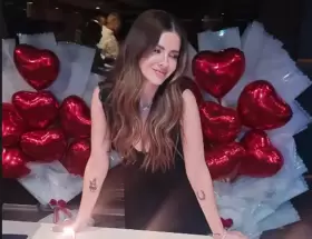 La China Su�rez festej� sus 34 en un yate por el B�sforo