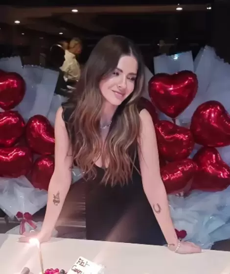 La China Su�rez festej� sus 34 en un yate por el B�sforo