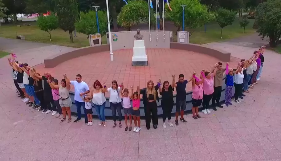 "Vivas nos queremos" de Vanina "La Leona" Hussein cont� con el apoyo de todo el pueblo santafesino de Chovet.