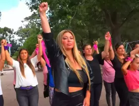 Vanina "La Leona" Hussein en su canci�n "Vivas nos queremos".