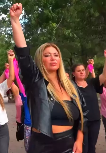 Vanina "La Leona" Hussein en su canci�n "Vivas nos queremos".