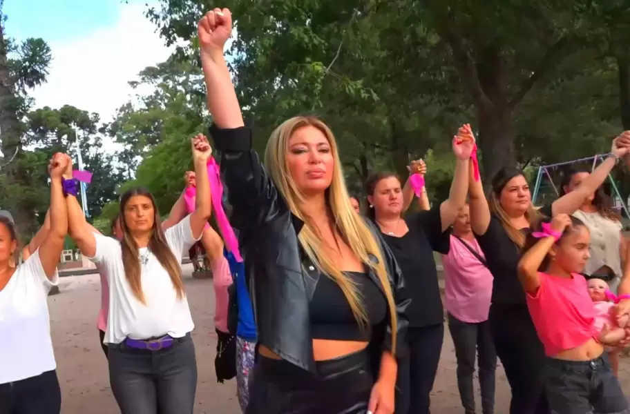 Vanina "La Leona" Hussein en su canción "Vivas nos queremos".