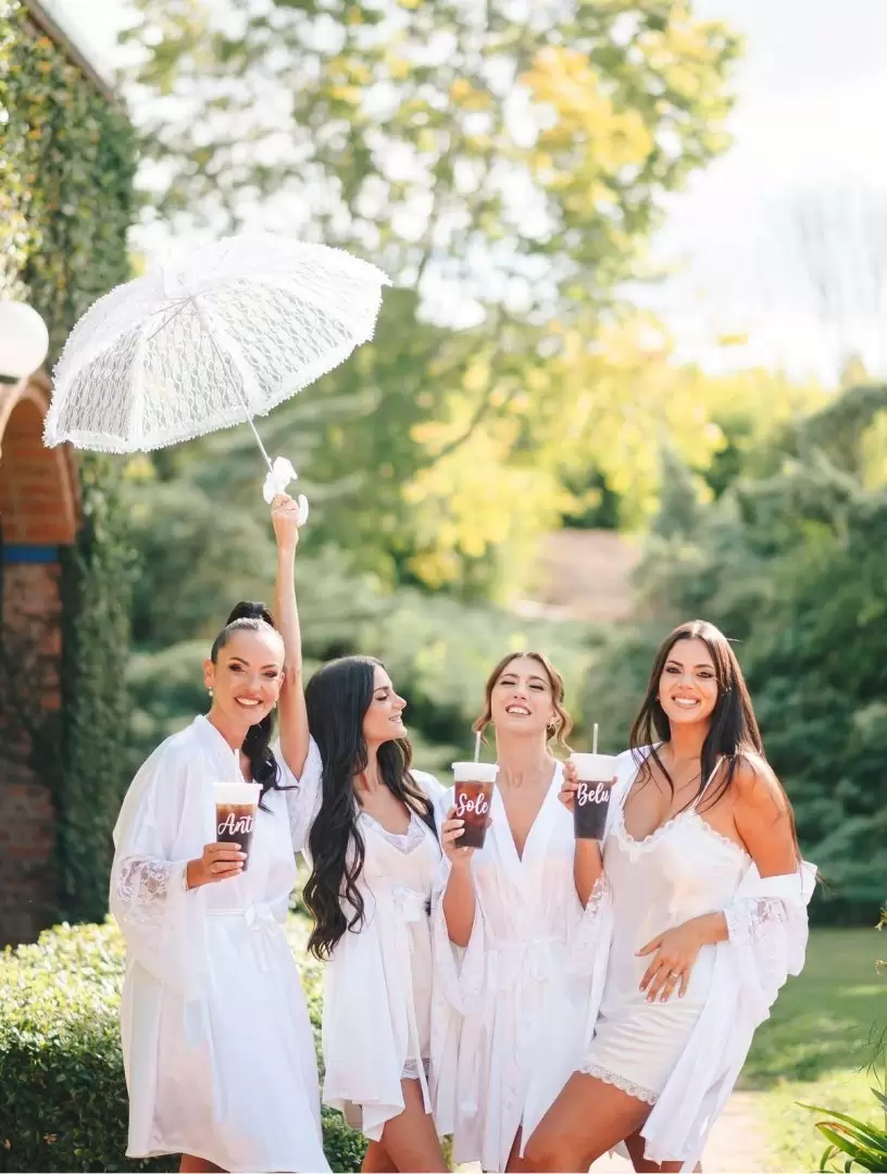 Emily Lucius junto a sus damas de honor, entre ellas su hermana, Belu Lucius