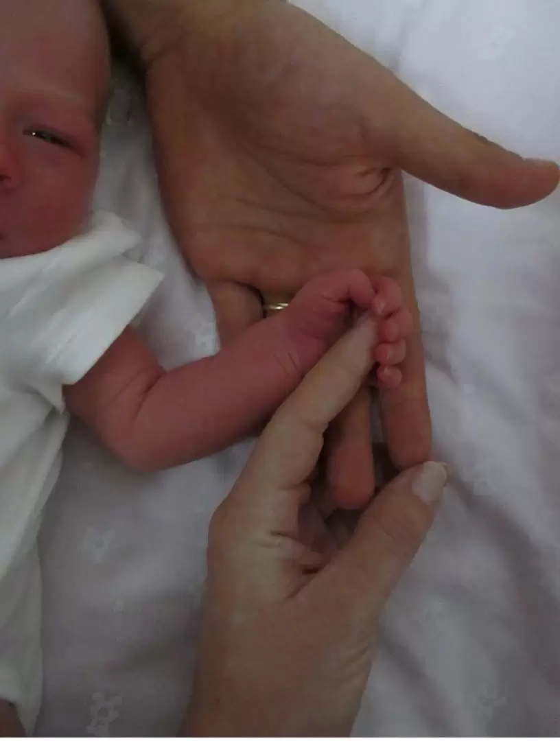 Con esta foto,  Oriana Sabatini y Paulo Dybal presentaron a  su hija Gia