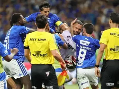 Pi�as y patadas voladoras: la final entre Cruzeiro y Atl�tico Mineiro termin� con 23 expulsados