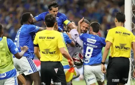 Pi�as y patadas voladoras: la final entre Cruzeiro y Atl�tico Mineiro termin� con 23 expulsados