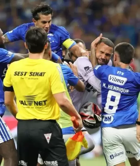 Pi�as y patadas voladoras: la final entre Cruzeiro y Atl�tico Mineiro termin� con 23 expulsados