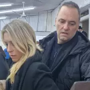 "Por el mundo con Adorni": piden explicaciones por la presencia de la pareja del jefe de Gabinete en la gira de Milei por EE.UU