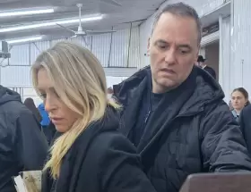 Manuel Adorni junto a su esposa, Bettina Angeletti, en la gira de Milei por Estados Unidos
