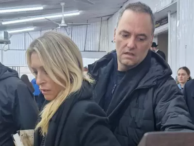 Manuel Adorni junto a su esposa, Bettina Angeletti, en la gira de Milei por Estados Unidos