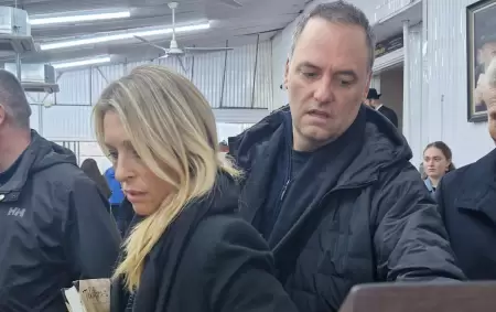 Manuel Adorni junto a su esposa, Bettina Angeletti, en la gira de Milei por Estados Unidos