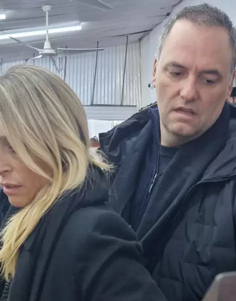 Manuel Adorni junto a su esposa, Bettina Angeletti, en la gira de Milei por Estados Unidos