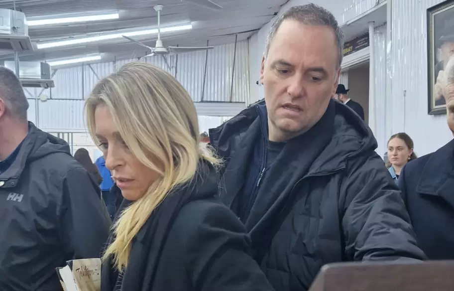 Manuel Adorni junto a su esposa, Bettina Angeletti, en la gira de Milei por Estados Unidos