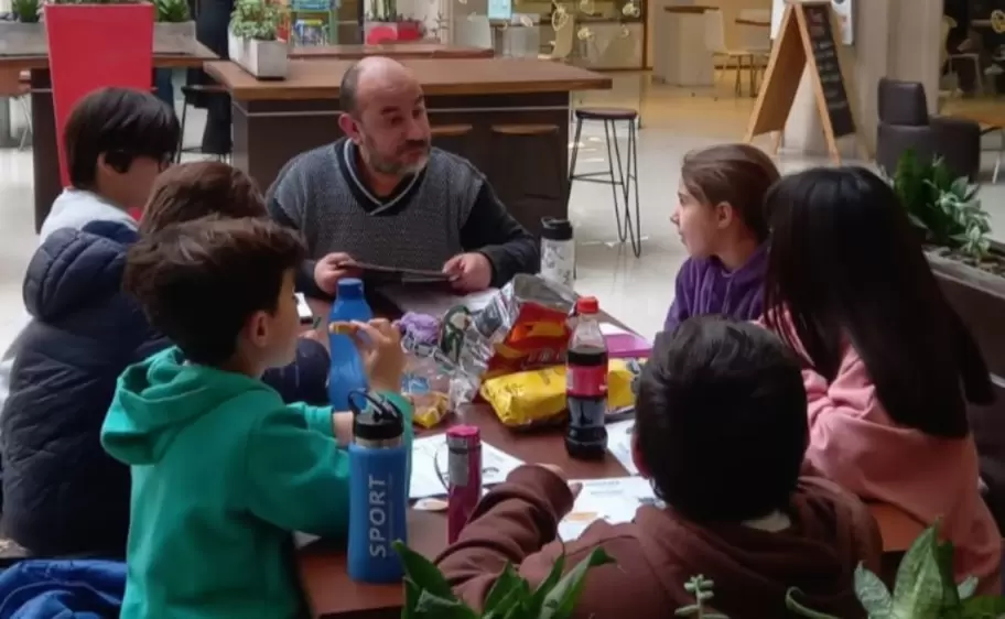 El narrador de rol especializado en infancias Walter Arrieta en el patio de juegos del shopping Hudson Plaza Comercial.