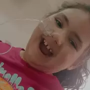 Tiene 6 a�os, padece una enfermedad neurodegenerativa y DoctoRed le niega estudios, medicaci�n y una cirug�a clave