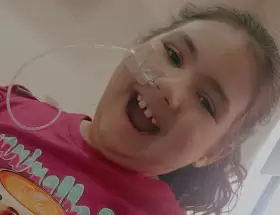 Isabella tiene 6 a�os, padece una enfermedad neurodegenerativa extremadamente rara y lleva m�s de dos meses internada.
