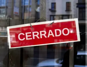 La cantidad de locales vac�os en los corredores comerciales porte�os se dispar� con fuerza
