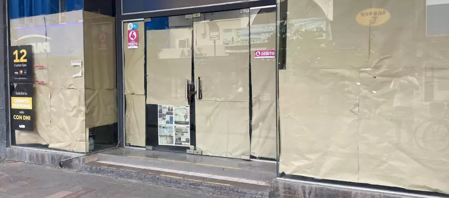 La cantidad de locales vac�os en los corredores comerciales porte�os se dispar� con fuerza