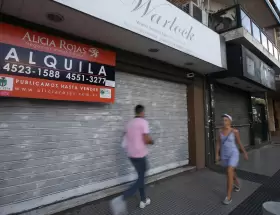 La cantidad de locales vac�os en los corredores comerciales porte�os se dispar� con fuerza