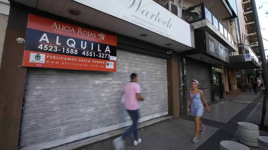 La cantidad de locales vacíos en los corredores comerciales porteños se disparó con fuerza