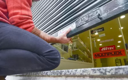 La cantidad de locales vac�os en los corredores comerciales porte�os se dispar� con fuerza