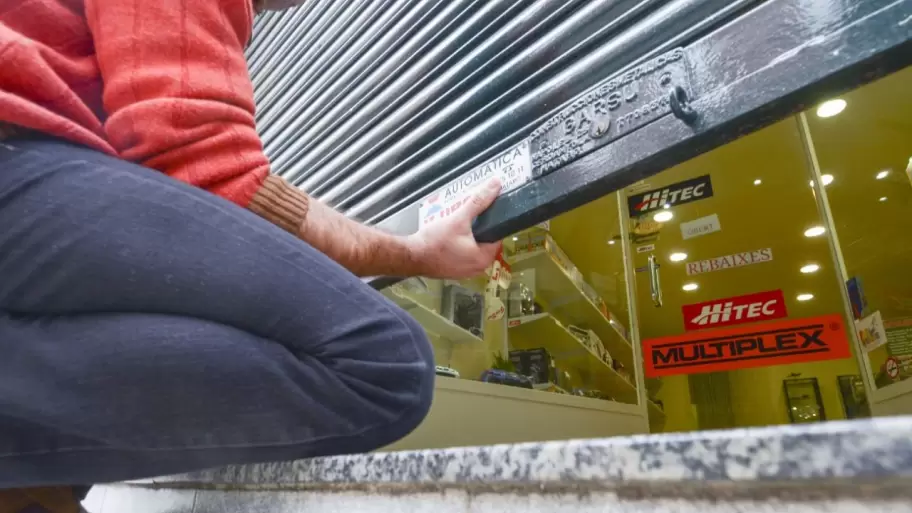 La cantidad de locales vac�os en los corredores comerciales porte�os se dispar� con fuerza