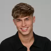 Primer eliminado de Gran Hermano por la puerta roja: un participante se fue en carretilla