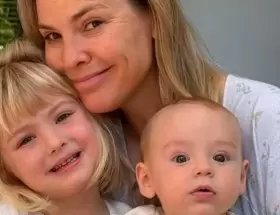 Muni Seligmann junto a sus hijos