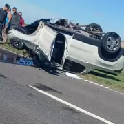 Tragedia en la autopista Rosario-Santa Fe: feroz choque entre una camioneta y un micro que trasladaba agentes penitenciarios