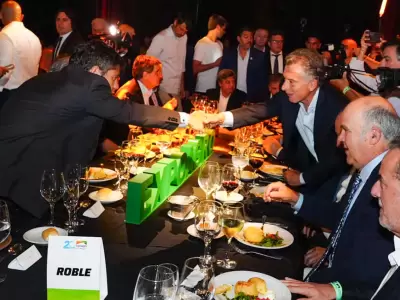 Kicillof y Macri estrecharon manos