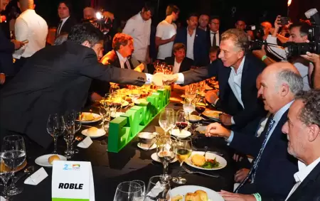 Kicillof y Macri estrecharon manos