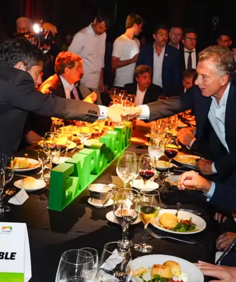 Kicillof y Macri estrecharon manos