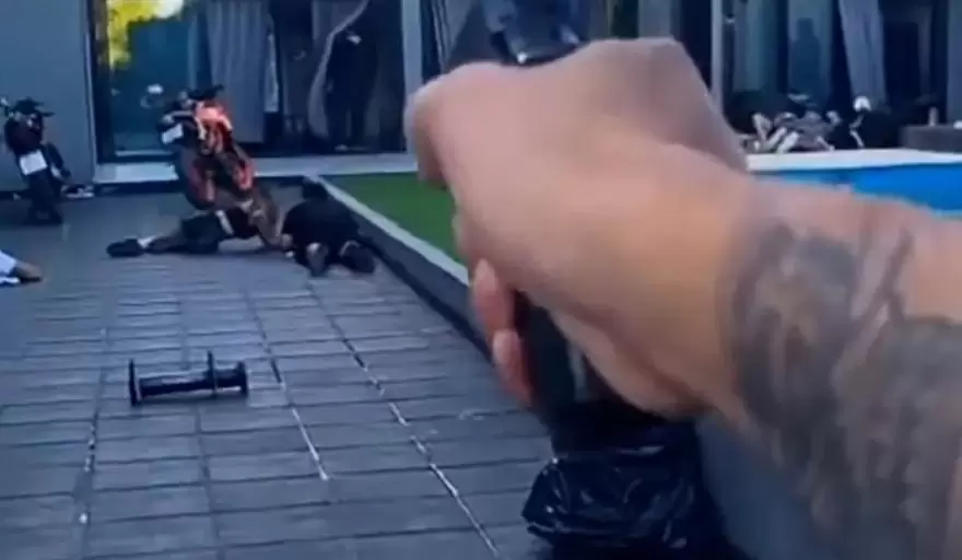 La perspectiva de la Polic�a Bonaerense durante el allanamiento en la pool party de Esteban Echeverr�a.