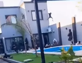 El momento en el que uno de los delincuentes intent� fugarse durante el allanamiento en la pool party de Esteban Echeverr�a.