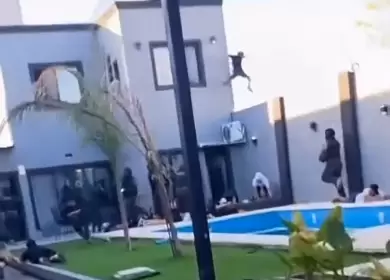 El momento en el que uno de los delincuentes intent� fugarse durante el allanamiento en la pool party de Esteban Echeverr�a.