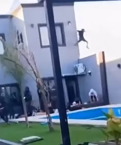 El momento en el que uno de los delincuentes intent� fugarse durante el allanamiento en la pool party de Esteban Echeverr�a.