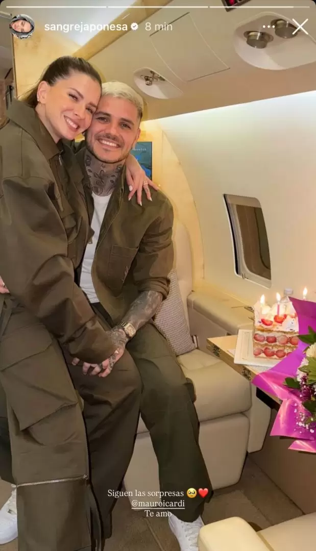 Mauro Icardi y la China Su�rez en el avi�n anoche despu�s del partido del Galatasaray