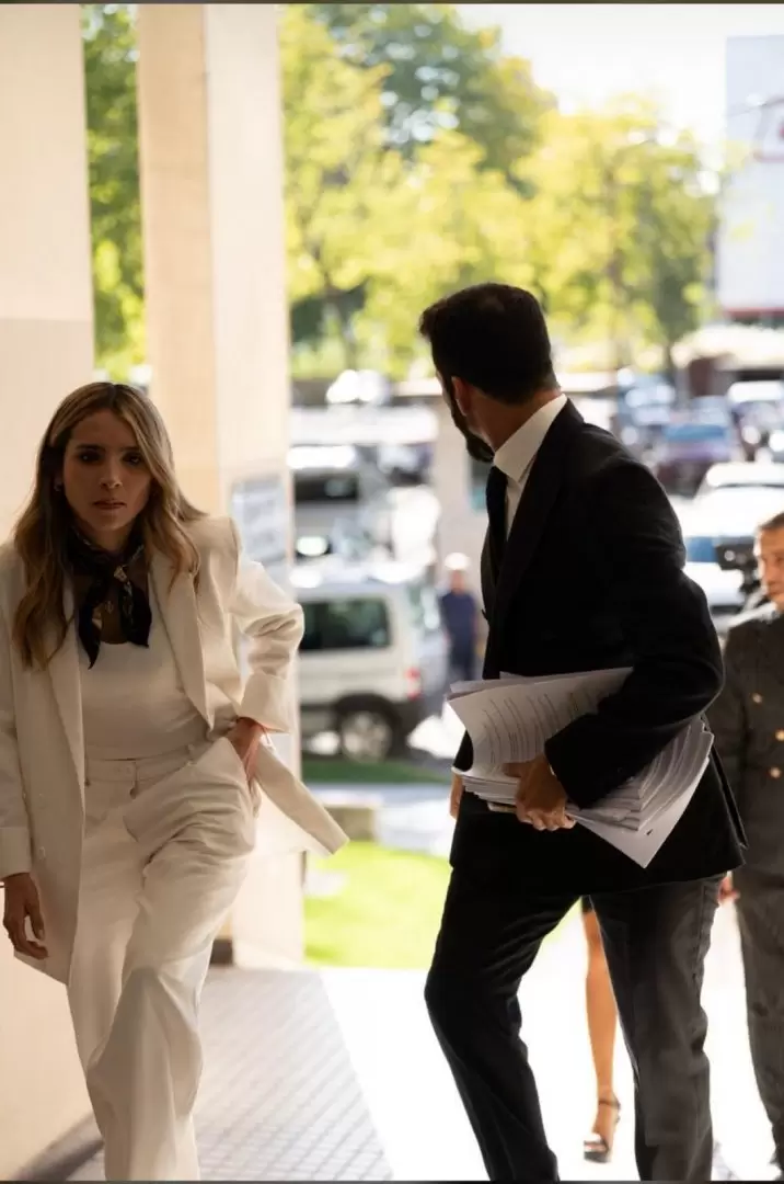 Emily Ceco con su abogado, Roberto Castillo, ingresado al juicio contra Santiago Mart�nez