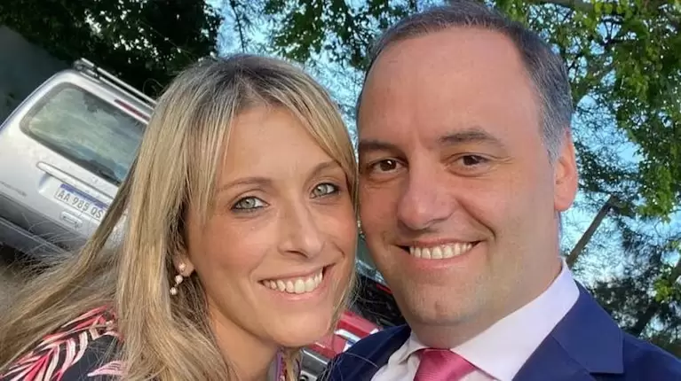 Manuel Adorni "deslom�ndose" con su mujer en Nueva York