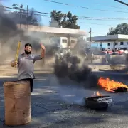 Trabajaba hace 37 a�os en la empresa "El Halc�n" que ahora quebr� y todo le recuerda a los '90: "Vienen por nosotros"