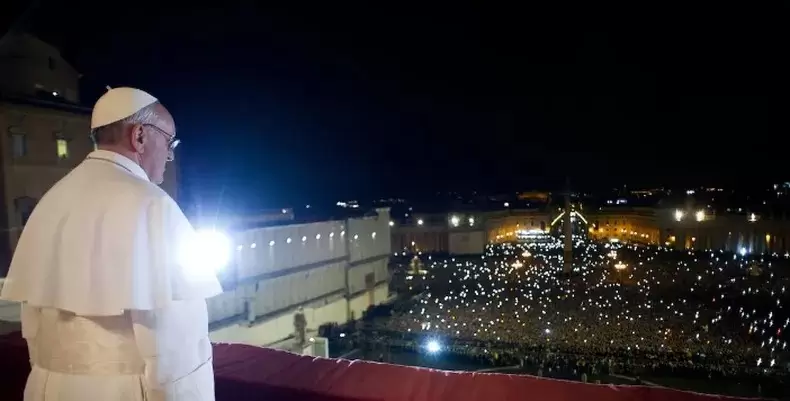 En lugar de un discurso solemne, Francisco comenz� con un sencillo "Buona sera"