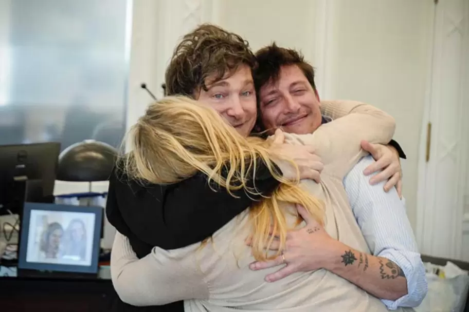 Karina y Javier Milei junto a Santiago Caputo