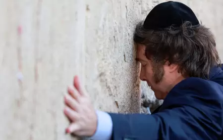 Javier Milei en el muro de los lamentos