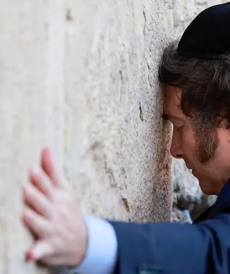 Javier Milei en el muro de los lamentos