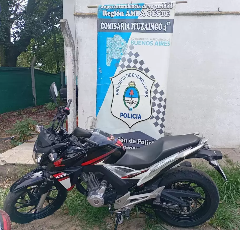 La moto del polic�a de la Ciudad Lucas Adri�n G�mez, detenido por disparar sin raz�n m�s que el miedo a dos j�venes de Ituzaing�.
