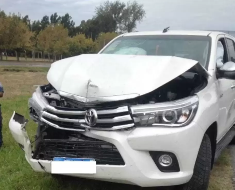 Así quedó la Toyota Hilux que chocó contra el patrullero bonaerense, durante el operativo para frenar a la mujer que venía en contramano.