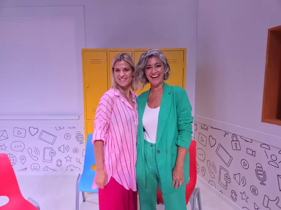 Eugenia Tobal y Carla Conte llevan el caos del "chat de mamis" al teatro